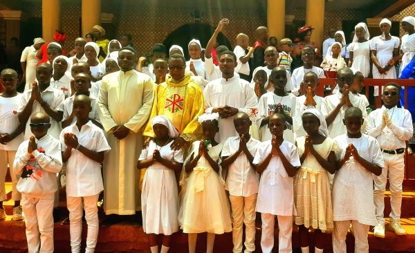 CLARET STUDENTS RECEIVE FIRST HOLY COMMUNION